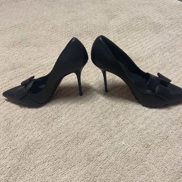 Black leather Casadei pumps with bow front detail - Picture 2 of 3